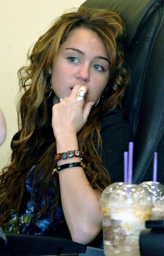 miley-cyrus-nail-salon