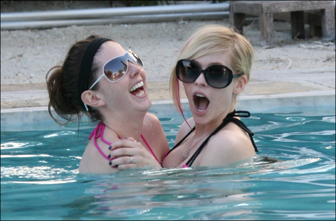 avril_lavigne_1 - avril lavigne la piscina