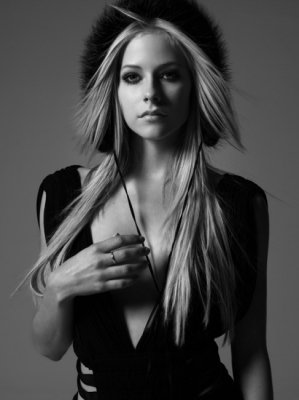 65y5y (24) - avril lavigne new photo
