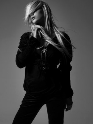 65y5y (25) - avril lavigne new photo