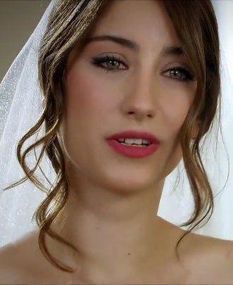 Hazal-Kaya-hazal-kaya-20575996-331-405