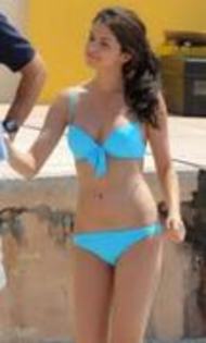 33792555_VCCKNMVUX - selena gomez