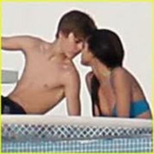 34784450_RJAHJYCBM - selena gomez