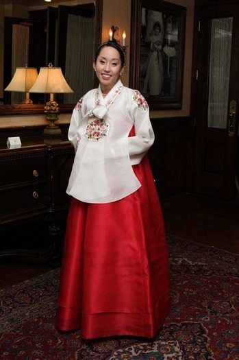 grace-in-traditional-korean-dress