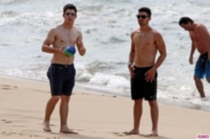 35660282_DSMVKGROE - Joe Jonas and Nick Jonas Out at the beach in Hawaii - 20 April