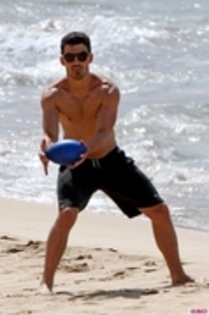 35660287_VDQJFKNLI - Joe Jonas and Nick Jonas Out at the beach in Hawaii - 20 April