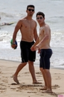 35660291_RPZPSSBND - Joe Jonas and Nick Jonas Out at the beach in Hawaii - 20 April