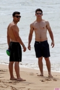 35660294_IFRNKXMYN - Joe Jonas and Nick Jonas Out at the beach in Hawaii - 20 April