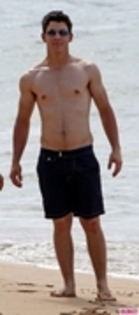 35660296_RFXIBBZKG - Joe Jonas and Nick Jonas Out at the beach in Hawaii - 20 April