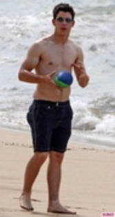 35660299_KYRSPHSEZ - Joe Jonas and Nick Jonas Out at the beach in Hawaii - 20 April