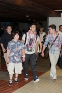 35661336_WIMSMBBNN - Joe Jonas and Nick Jonas Arriving And Out in Hawaii HQ - 20 April