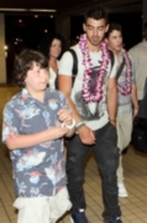 35661340_MNUKOKZDE - Joe Jonas and Nick Jonas Arriving And Out in Hawaii HQ - 20 April