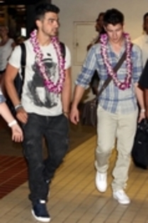 35661341_MPLQMTCFG - Joe Jonas and Nick Jonas Arriving And Out in Hawaii HQ - 20 April