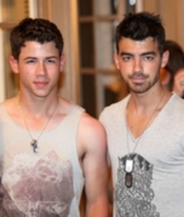 35661359_BQNNZUYUF - Joe Jonas and Nick Jonas Arriving And Out in Hawaii HQ - 20 April