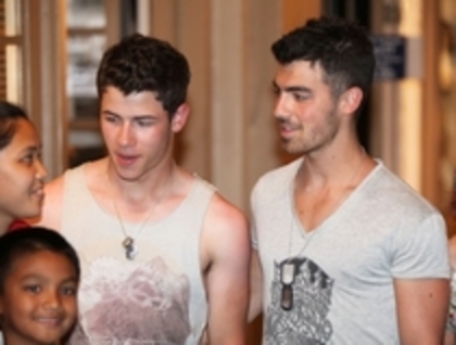 35661360_QZEVPEBVQ - Joe Jonas and Nick Jonas Arriving And Out in Hawaii HQ - 20 April