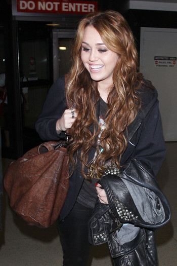 Miley+Cyrus+Miley+Cyrus+at+LAX+CbZCm2rlotBl - miley cyrus