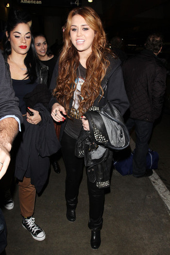 Miley+Cyrus+Miley+Cyrus+at+LAX+HzDNlFggFXOl - miley cyrus