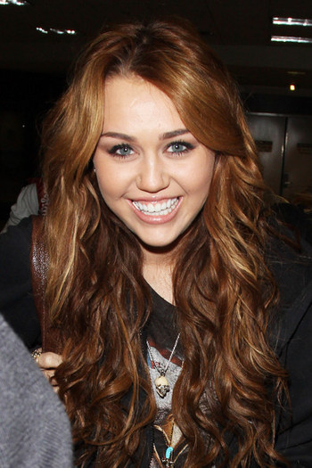 Miley+Cyrus+Miley+Cyrus+at+LAX+-j-nLbDTOOZl - miley cyrus