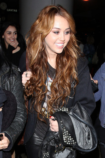 Miley+Cyrus+Miley+Cyrus+at+LAX+OFJqm6dIORhl - miley cyrus