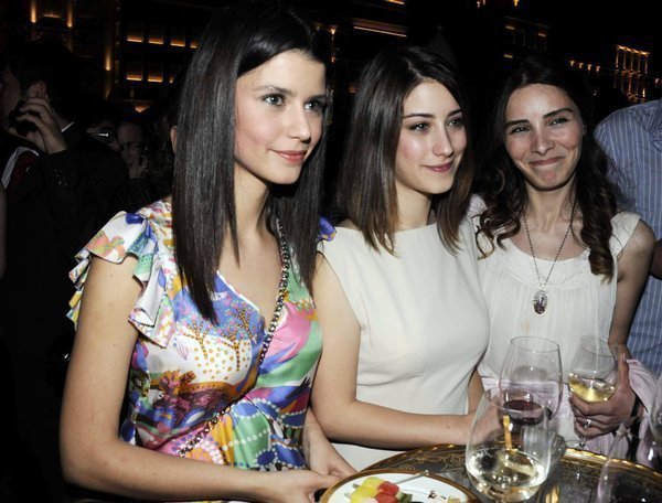 Hazal-Kaya-Beren-Saat-Nur-Aysen-hazal-kaya-20026537-600-456 - x - Two princess