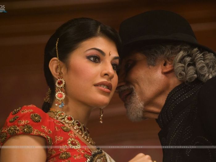 39295-amitabh-bachchan-giving-ideas-to-jacqueline-fernandez - Aladin