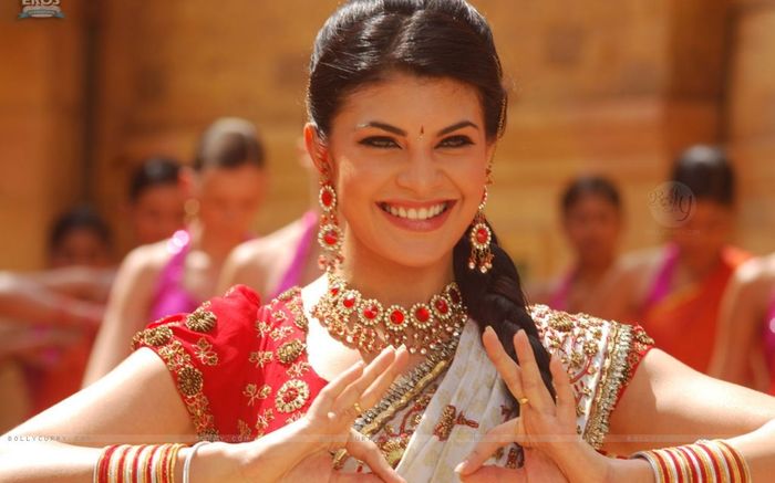 39346-jacqueline-fernandez-looking-beautiful-in-ethnic-wear - Aladin