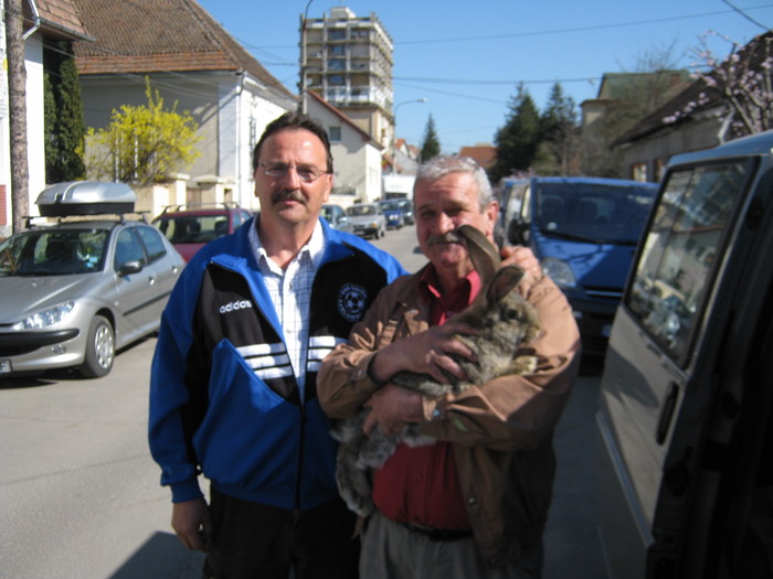 inpreuna cu varul si un pui urias