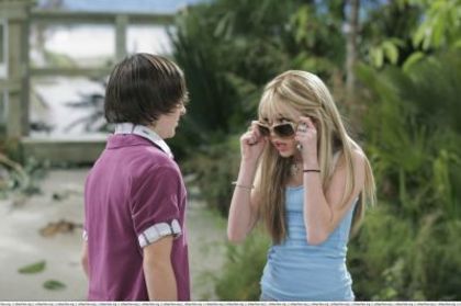 normal_005~9 - Hannah Montana Season 1 - Episode 2 - Miley Get Your Gum