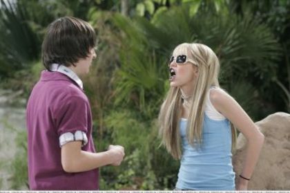 normal_009~6 - Hannah Montana Season 1 - Episode 2 - Miley Get Your Gum