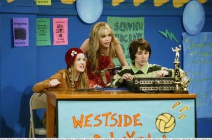 normal_017~5 - Hannah Montana Season 1 - Episode 6 - Grandma Dont Let Your Babies Grow Up To Be Favorites