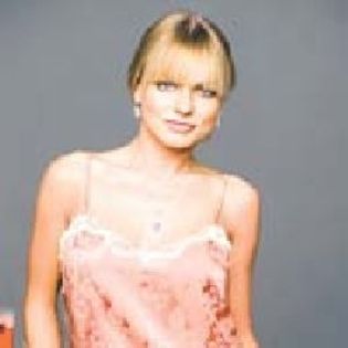 hairstyle-de-vedeta-cu-jojo-zeci-de-look-uri-diferite-cum-ii-sta-mai-bine_6