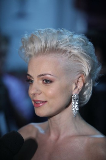 hairstyle-de-vedeta-cu-jojo-zeci-de-look-uri-diferite-cum-ii-sta-mai-bine_52