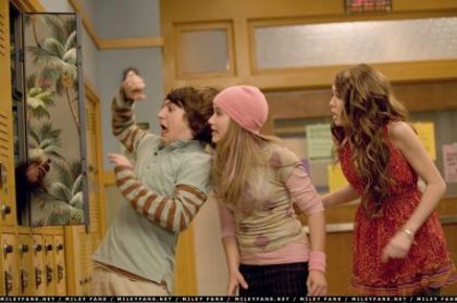 normal_2x01MeAndRico01 - Hannah Montana Season 2 - Episode 1 - Me And Rico Down By The School Yard