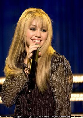 normal_2x01MeAndRico07 - Hannah Montana Season 2 - Episode 1 - Me And Rico Down By The School Yard