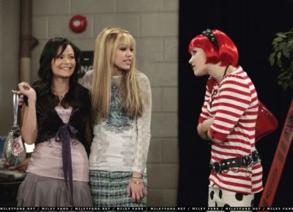 normal_2x02CuffsWillKeepUsTogether02 - Hannah Montana Season 2 - Episode 2 - Cuffs Will Keep Us Togheter