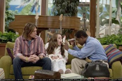 normal_2x05IAMHannahHearMeCroak17 - Hannah Montana Season 2 - Episode 5 - I Am Hannah Hear Me Croak