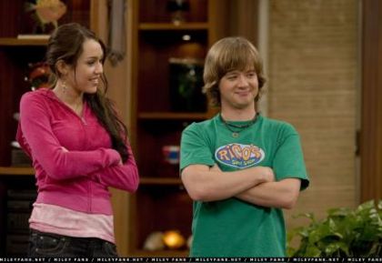 normal_2x11SleepwalkThisWay19 - Hannah Montana Season 2 - Episode 11 - Sleepwalk This Way