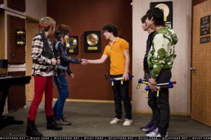 normal_2x16MeAndMrJonas07 - Hannah Montana Season 2 - Episode 16 - Me And Mr Jonas And Mr Jonas And Mr Jonas