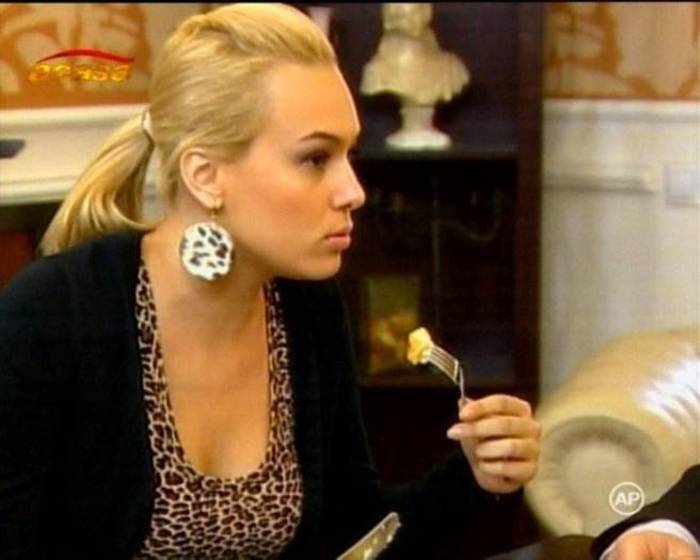 KTXTOUNXDOGAAFFYIVM - dana hauer