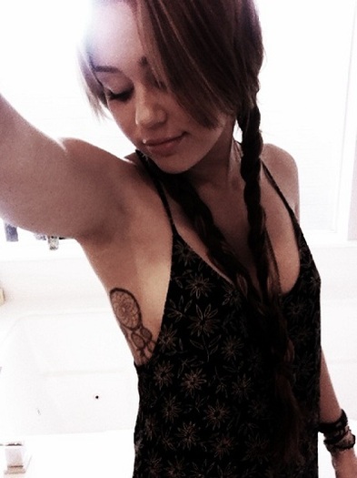 Miley-Cyrus-tattoo-dreamcatcher-twitter-photo - Miley Cyrus a postat pe Twitter noul ei tatuaj