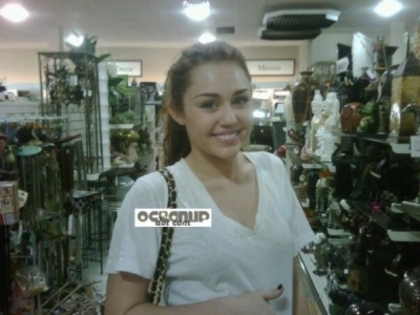 normal_miley-cyrus-shop-picture