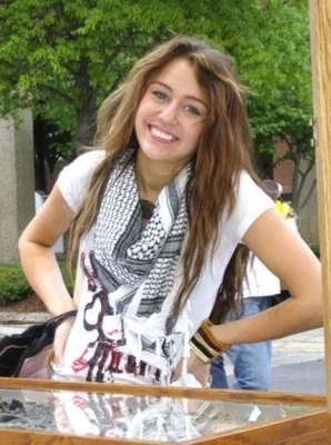 normal_tumblr_kwy5fwE8tw1qa0pbbo1_400 - Poze personale din 2009 sau mai vechi cu Miley Cyrus