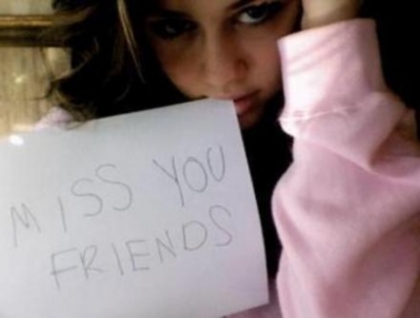 normal_0d73a2a75fc732aa_miley-miss-you-friends%7E0