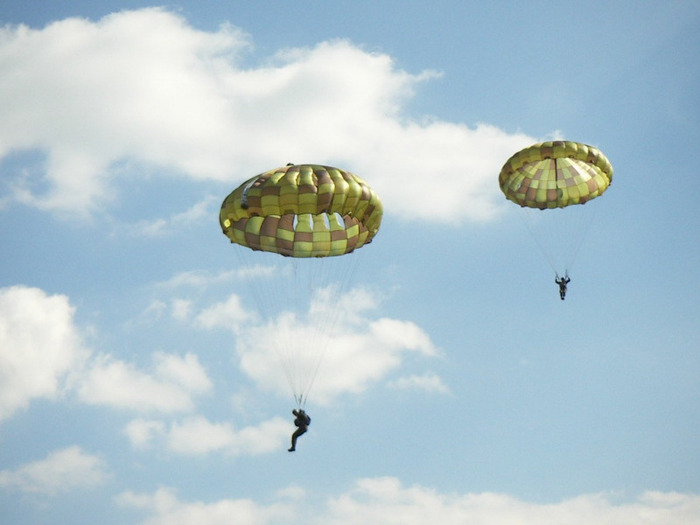stavela_cz_parasutisti_x051