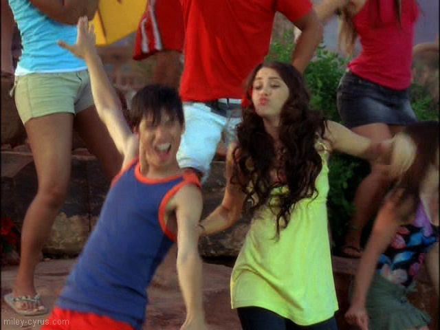 miley-cyrus_COM-highschoolmusical2-cameo-caps05 - Miley Cyrus in High School Musical 2 Screencaps