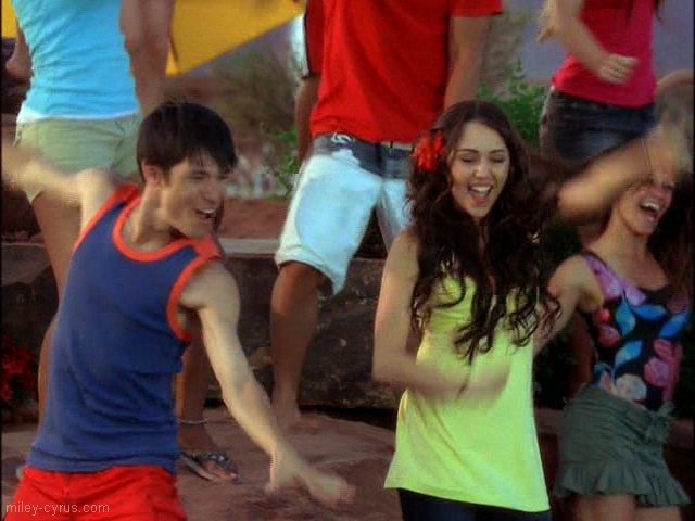 miley-cyrus_COM-highschoolmusical2-cameo-caps16 - Miley Cyrus in High School Musical 2 Screencaps