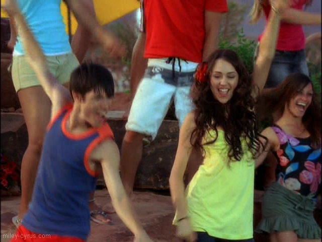 miley-cyrus_COM-highschoolmusical2-cameo-caps17 - Miley Cyrus in High School Musical 2 Screencaps