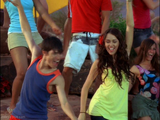 miley-cyrus_COM-highschoolmusical2-cameo-caps18 - Miley Cyrus in High School Musical 2 Screencaps