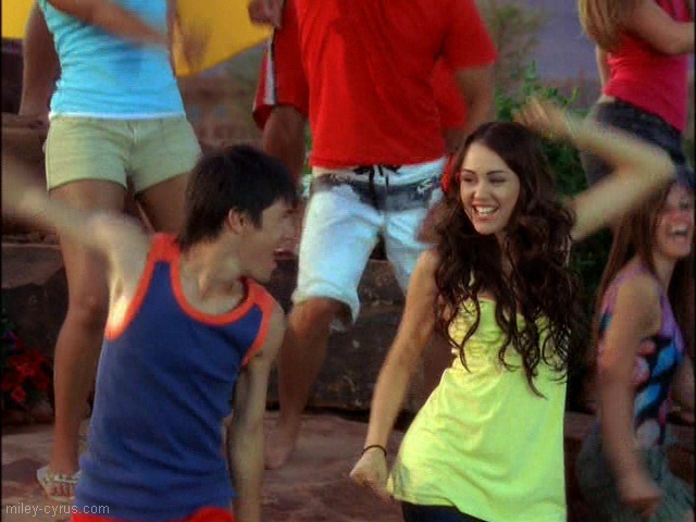 miley-cyrus_COM-highschoolmusical2-cameo-caps20 - Miley Cyrus in High School Musical 2 Screencaps
