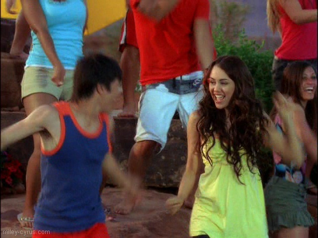 miley-cyrus_COM-highschoolmusical2-cameo-caps21 - Miley Cyrus in High School Musical 2 Screencaps